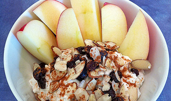 Apple cottage cheese with roasted almonds